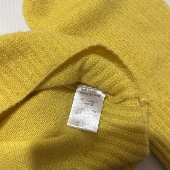 Theory 100% Cashmere Oversized Yellow Fine Knit long sleeve button down - Picture 3 of 8